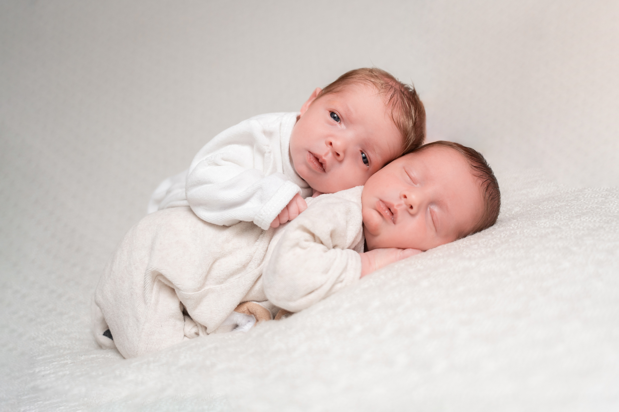 Nouveau-nés jumeaux posant côte à côte lors d’une séance photo en studio à Bressuire.