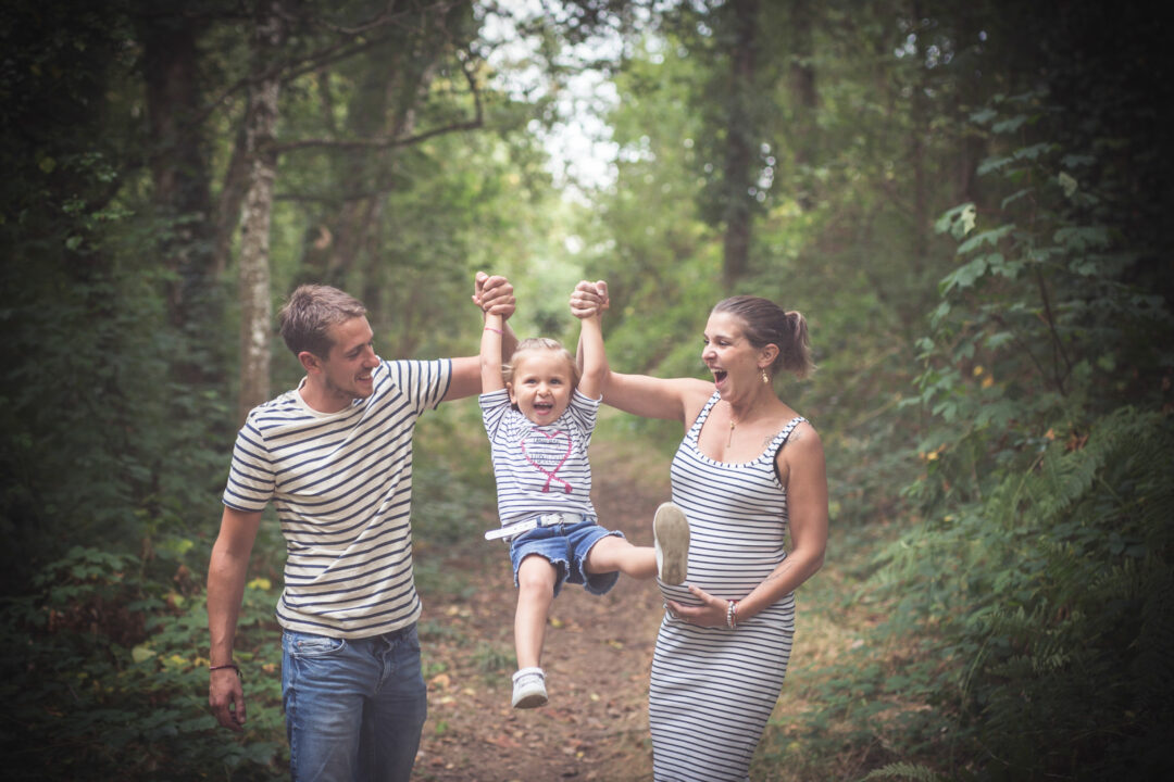 Portrait de famille en exterieur réalisé à Bressuire – séance photo lumineuse