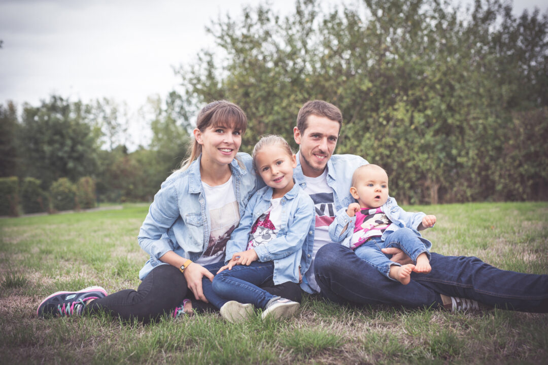 Séance photo famille avec parents et enfants en pose naturelle en exterieur