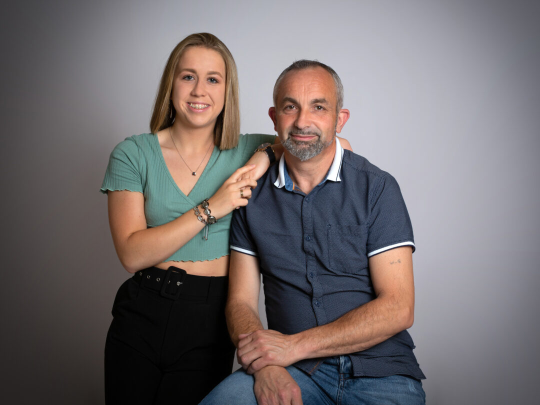 Portrait d’un père et de sa fille en studio à Bressuire
