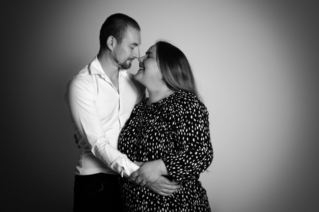 Portrait d’un couple romantique en studio à Bressuire