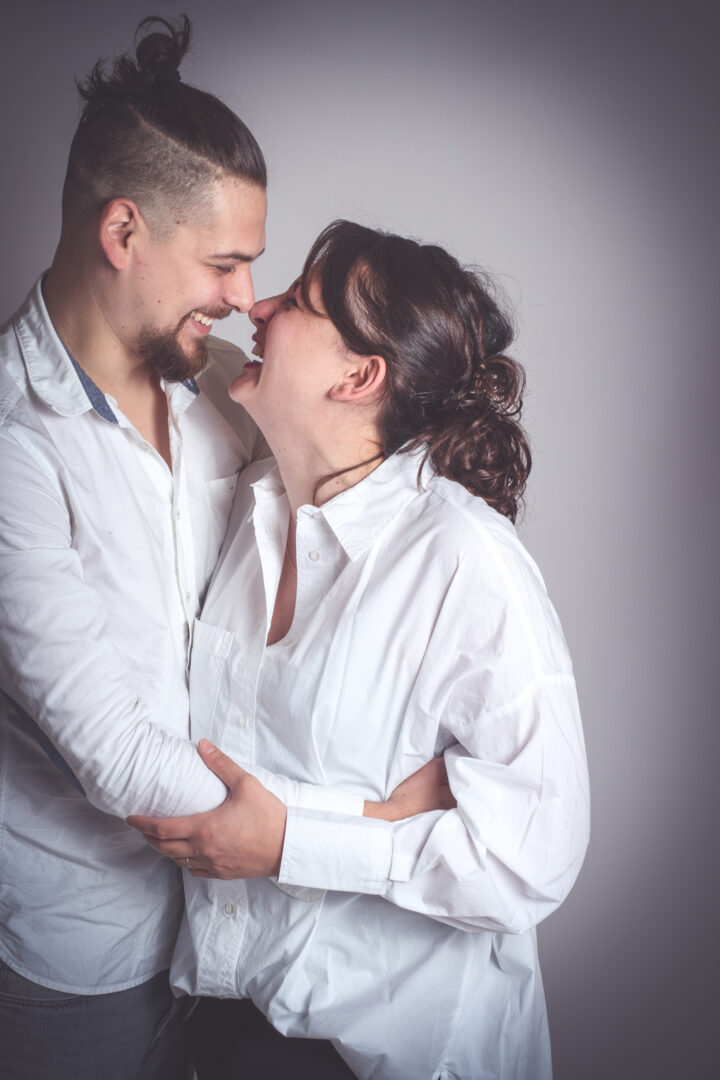 Portrait romantique d’un couple en étreinte en studio à Bressuire
