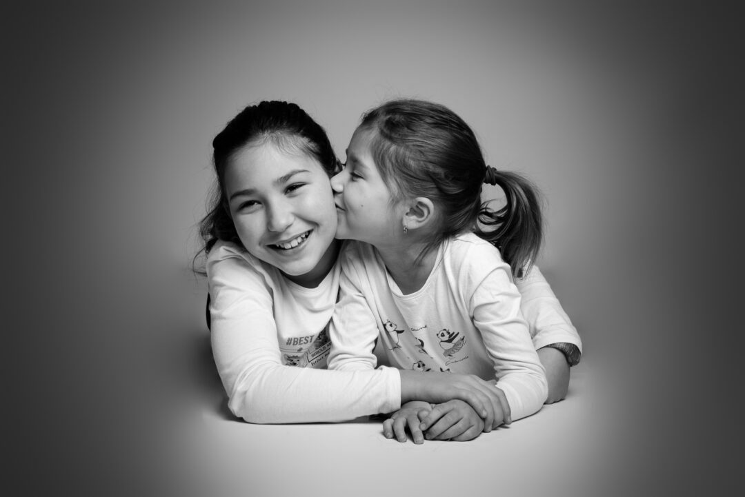 Portrait de deux sœurs complices en studio à Bressuire