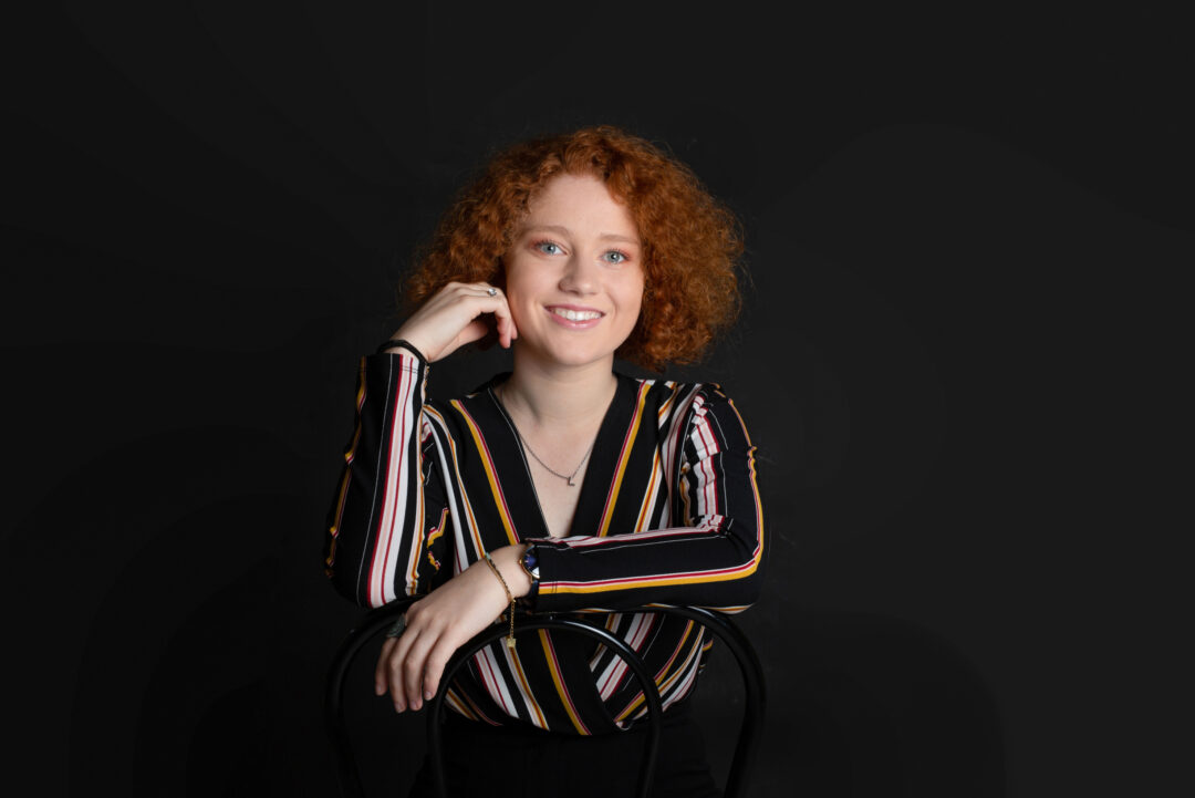 Portrait professionnel d’une femme en studio à Bressuire