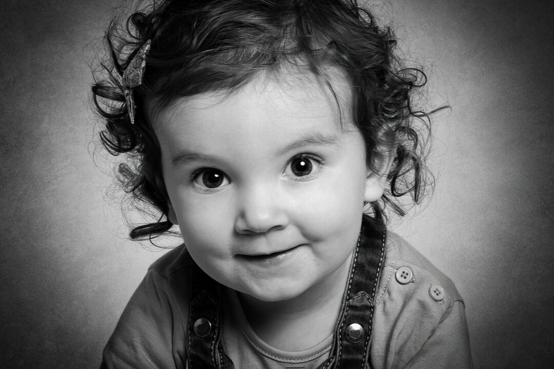 Portrait naturel d’un enfant en studio à Bressuire