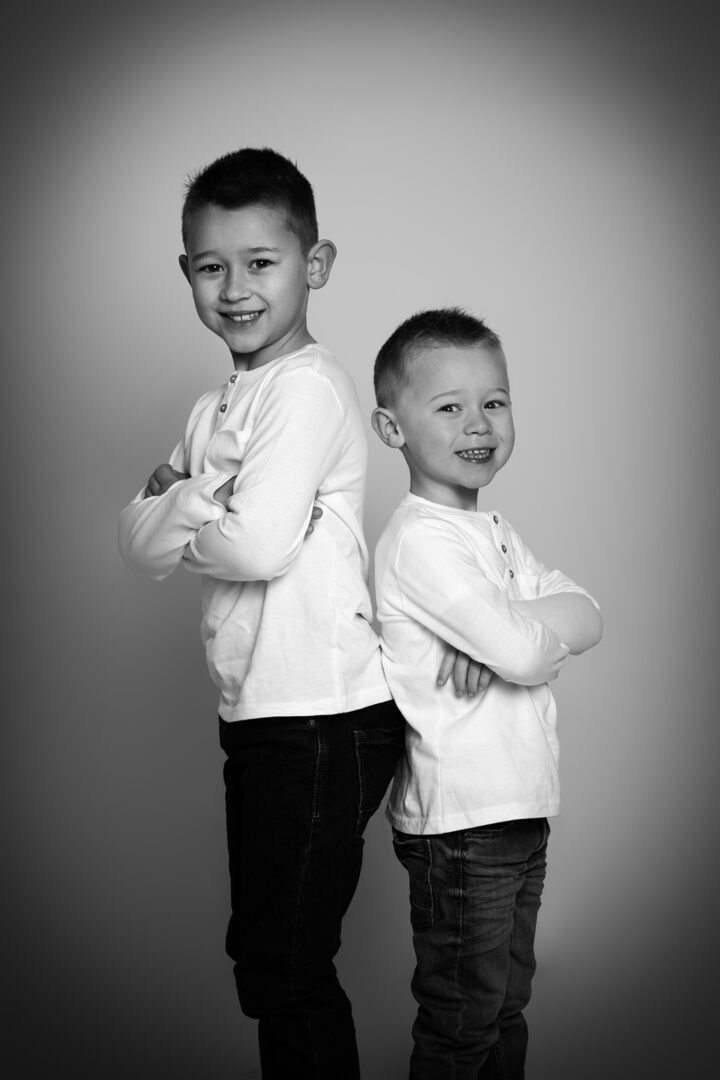 Portrait de deux frères complices en studio à Bressuire