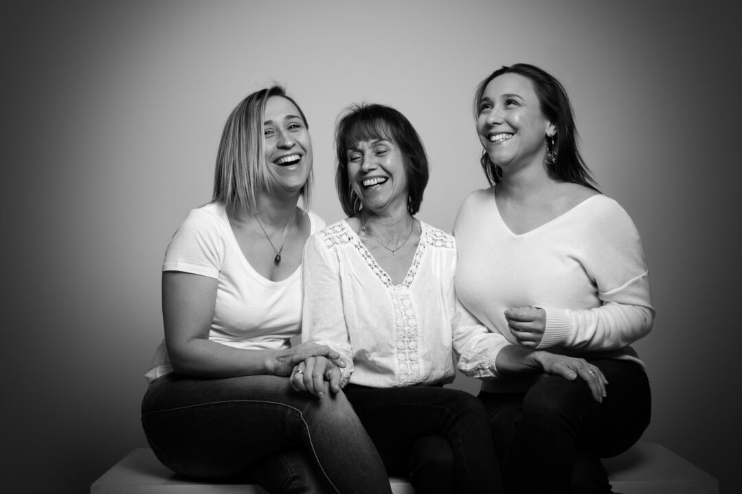 Portrait de plusieurs générations en studio – séance photo famille à Bressuire
