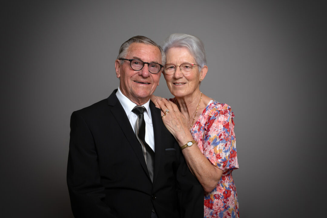 Portrait d’un couple de personnes âgées en studio à Bressuire