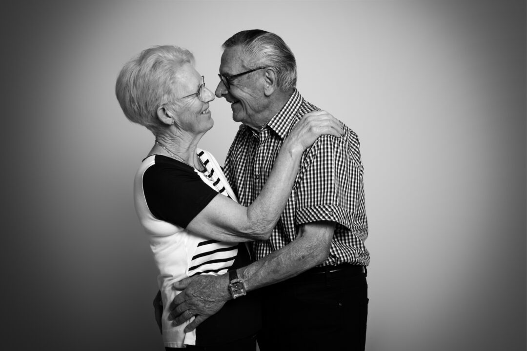 Portrait romantique d’un couple senior en studio à Bressuire