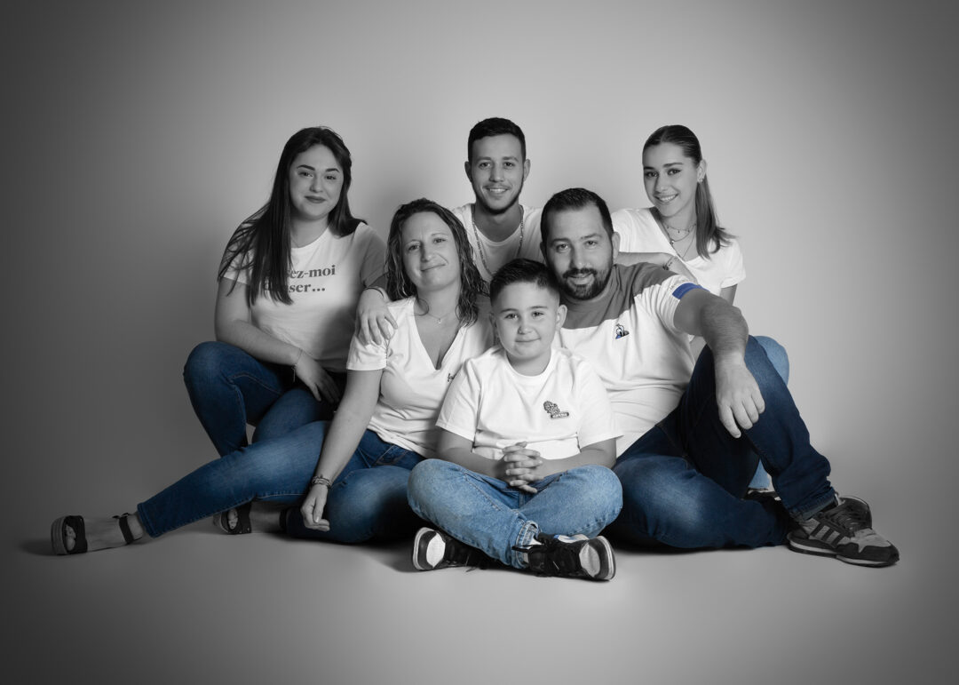 Séance photo famille en studio avec tenues coordonnées – style moderne