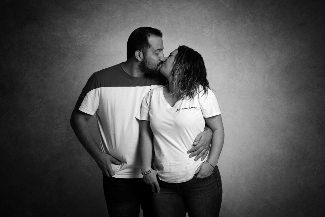 Portrait romantique d’un couple échangeant un regard en studio à Bressuire