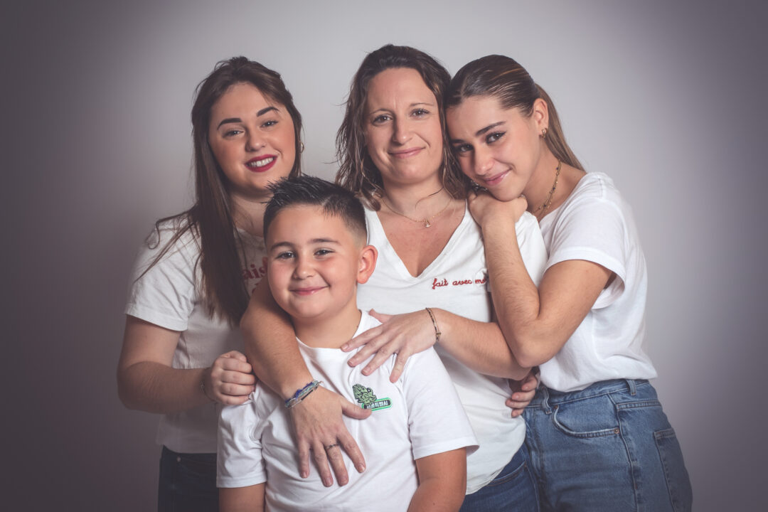 Portrait serré de famille en studio – expressions naturelles