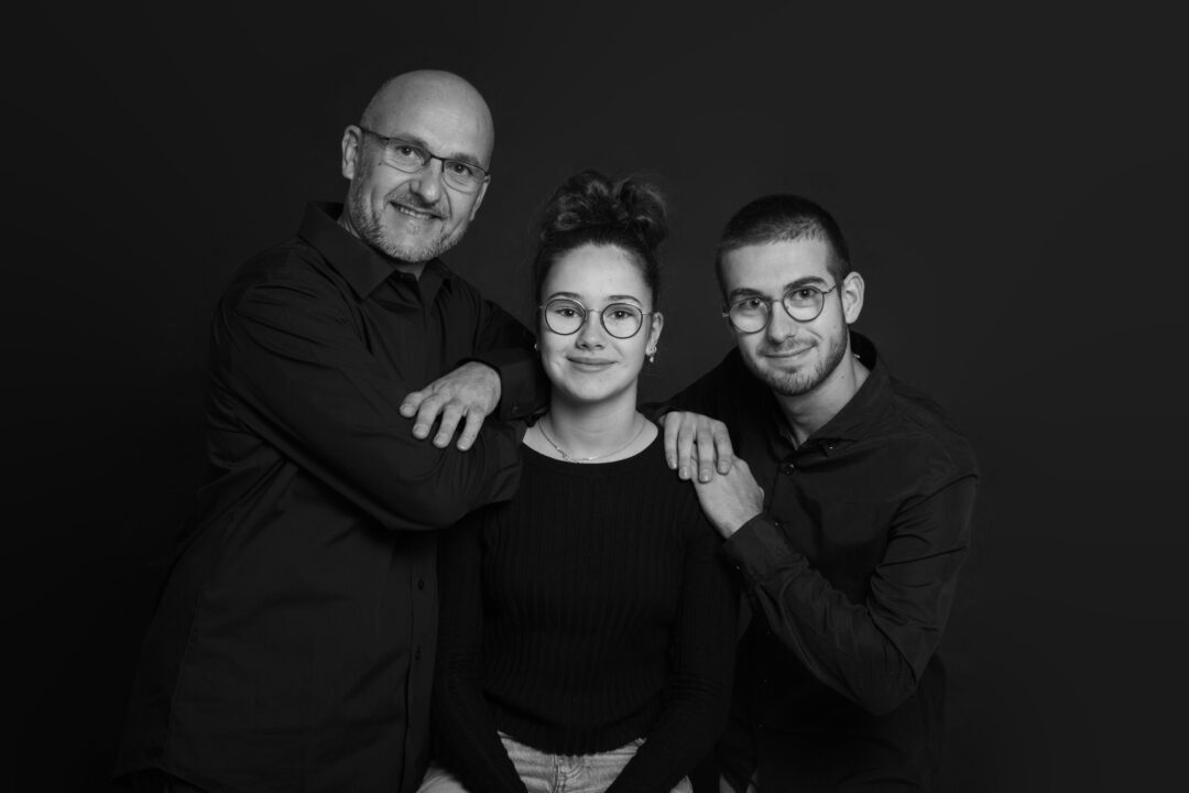 Portrait d’un père avec ses deux enfants en studio à Bressuire