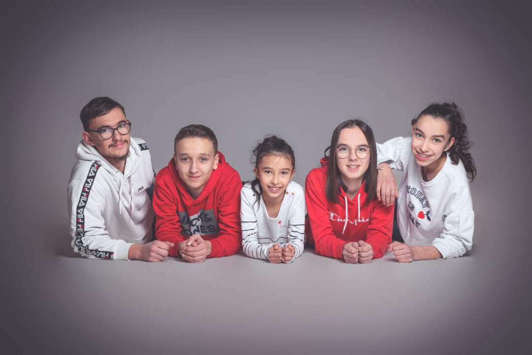 Portrait de fratrie en studio – séance photo professionnelle à Bressuire