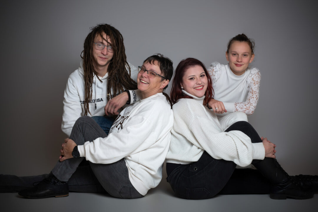Photo de famille amusante en studio avec poses originales