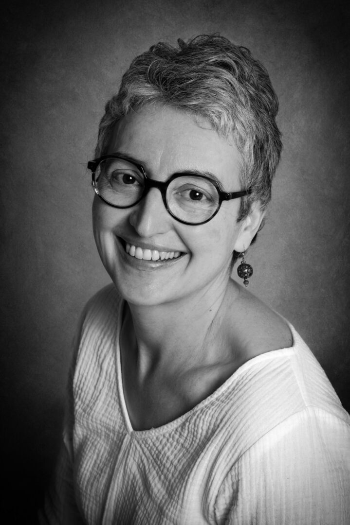 Portrait moderne et lumineux d’une femme en studio à Bressuire