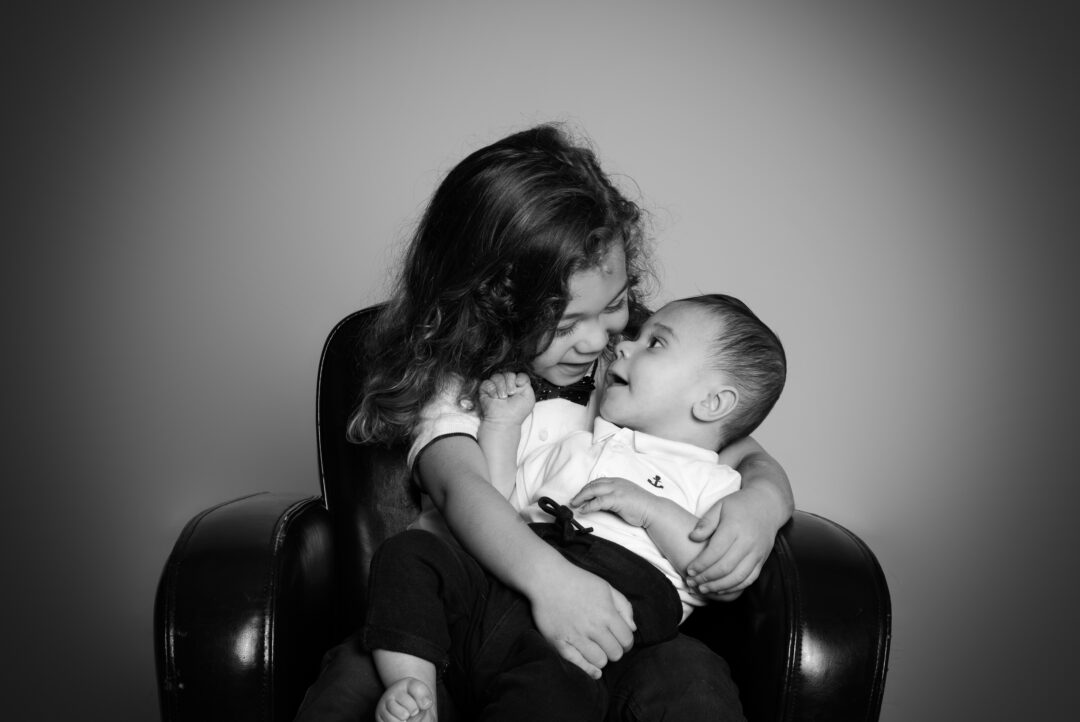 Portrait moderne en studio de deux frères – photographe à Bressuire