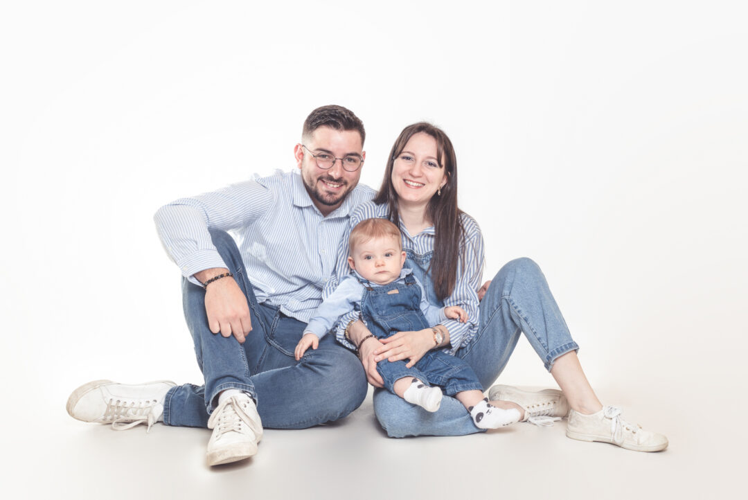 Photo de famille en studio avec un bébé – photographe à Bressuire