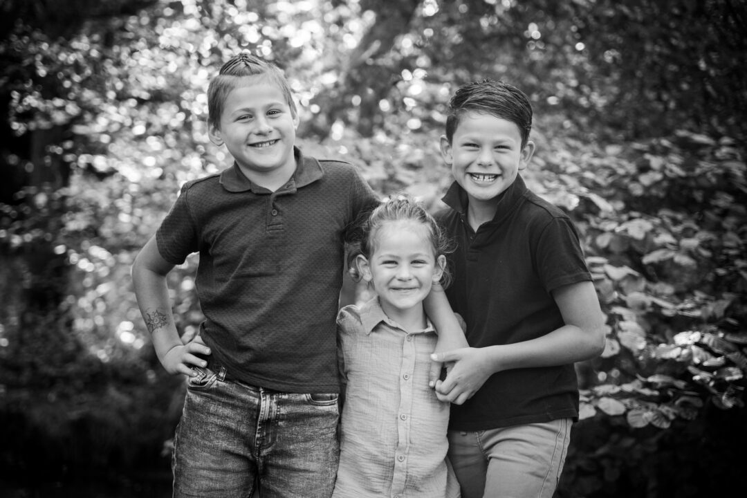 Portrait de trois frères en extérieur à Bressuire